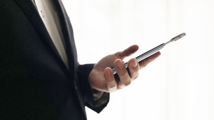 電話をする男性