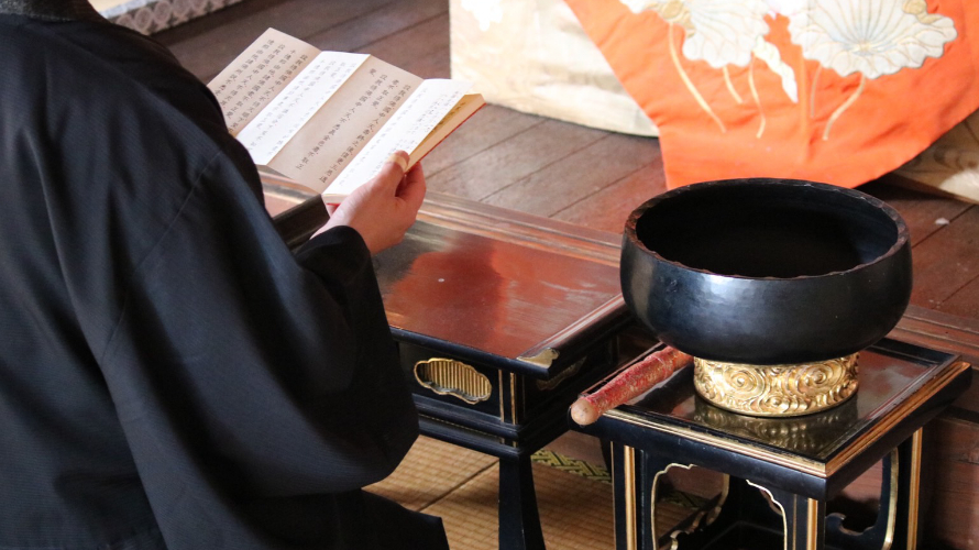 お経をあげる僧侶