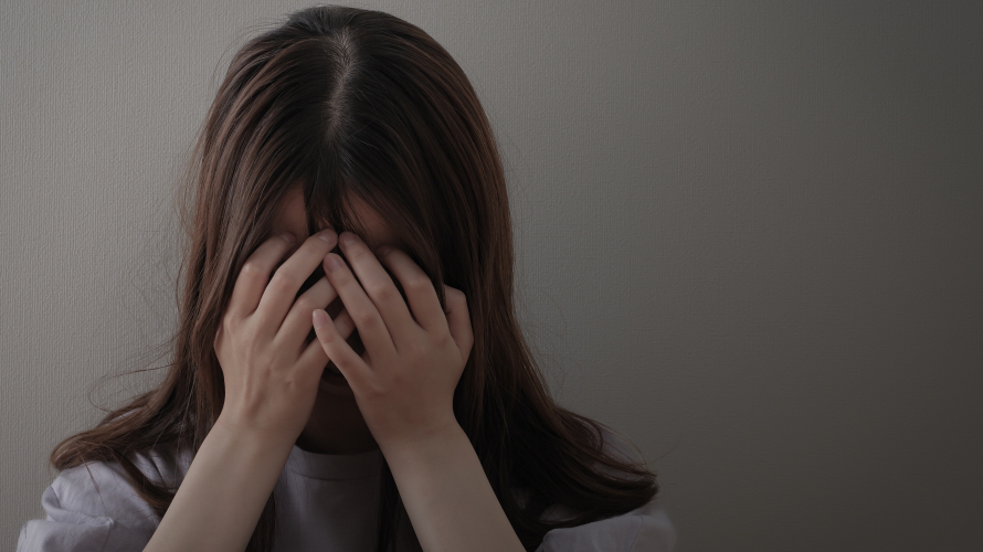 悩む女性のイメージ