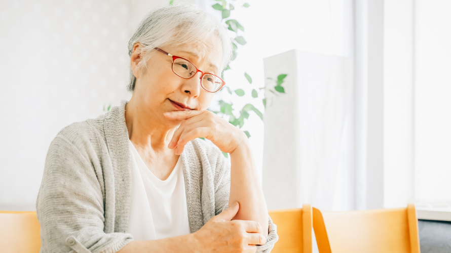 考える高齢女性のイメージ