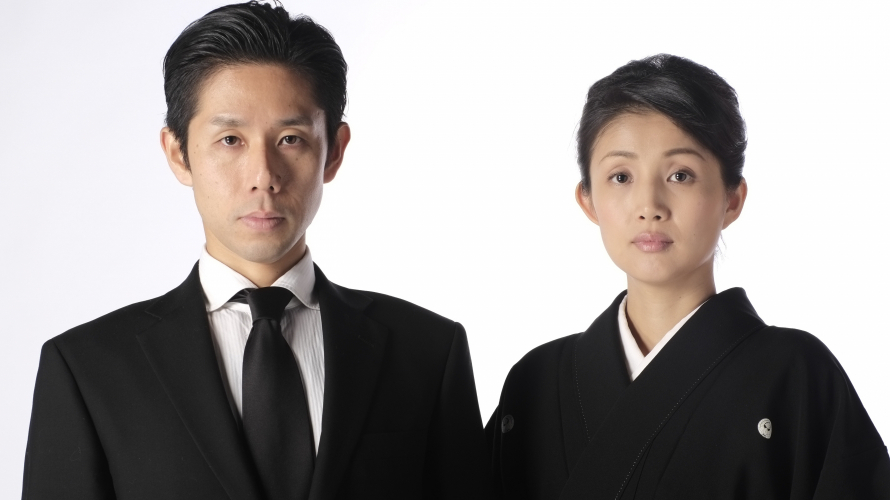 喪服の男女